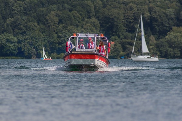 Motorrettungsboot Wasserwacht Feldafing 99/1 in Fahrt auf dem See.